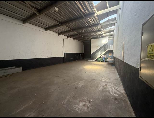 200M² WAREHOUSE TO LET IN LONGDALE