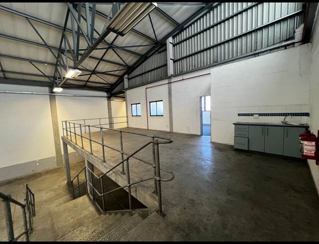 404M² WAREHOUSE TO LET IN AIRPORT INDUSTRIA