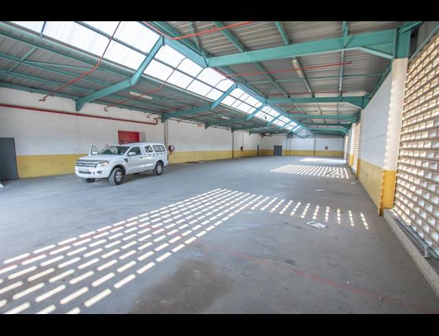 3,945M² WAREHOUSE TO LET IN HALFWAY HOUSE
