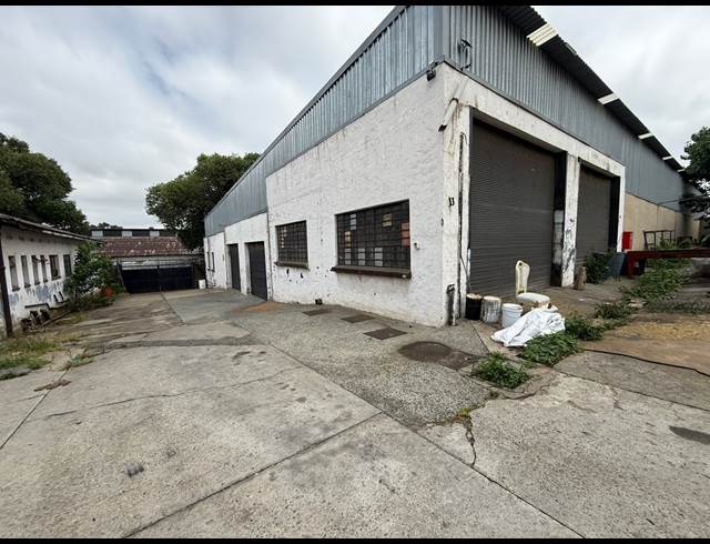 1,100M² WAREHOUSE TO LET IN INDUSTRIA