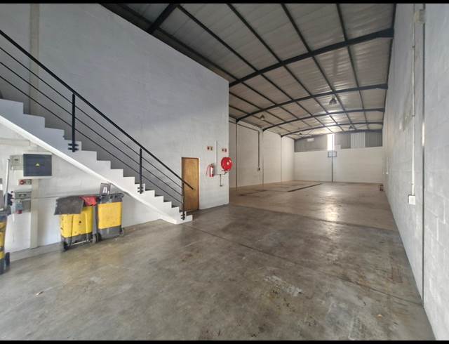 380M² WAREHOUSE TO LET IN STIKLAND INDUSTRIAL