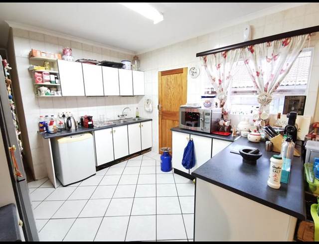 3 BEDROOM PROPERTY TO RENT IN GOLF PARK