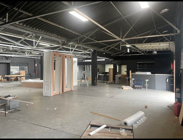 800M² WAREHOUSE TO LET IN LANSDOWNE