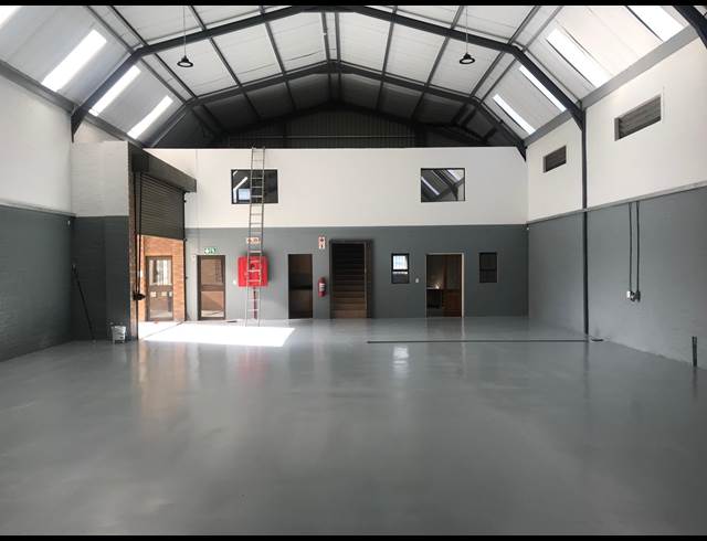 377M² WAREHOUSE RENTED IN STIKLAND INDUSTRIAL