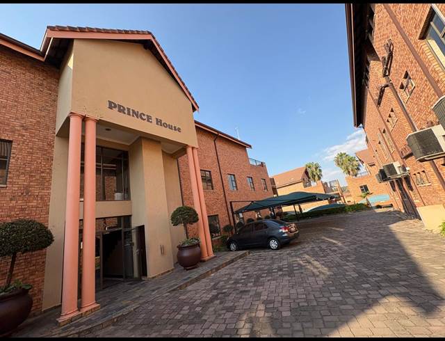 112M² OFFICE TO LET IN FOURWAYS
