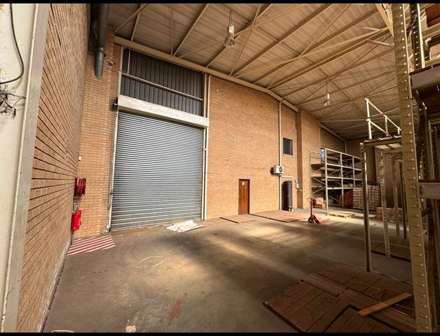 950M² WAREHOUSE TO LET IN CROWN