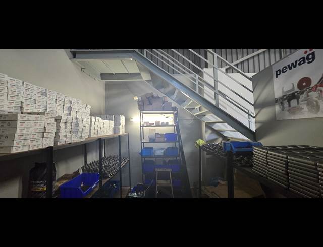 322M² WAREHOUSE TO LET IN FACTORIA
