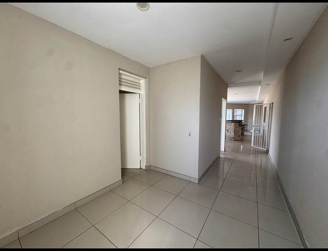 1,200M² WAREHOUSE TO LET IN ROODEPOORT CENTRAL