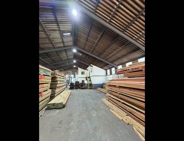 425M² WAREHOUSE TO LET IN STIKLAND INDUSTRIAL