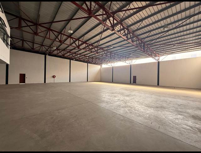 900M² WAREHOUSE TO LET IN APEX