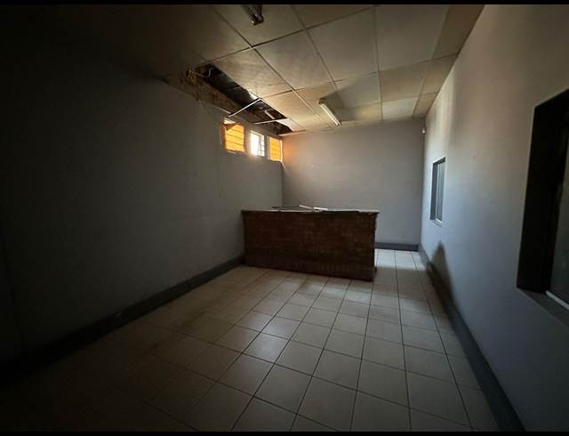 1,200M² WAREHOUSE TO LET IN CROWN