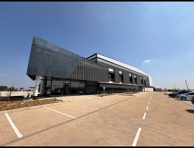 18,756M² WAREHOUSE TO LET IN LONGLAKE