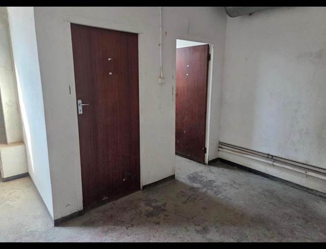 1,072M² WAREHOUSE TO LET IN BURBREEZE