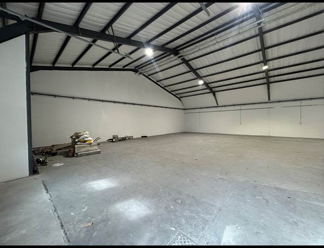 444M² WAREHOUSE TO LET IN RETREAT