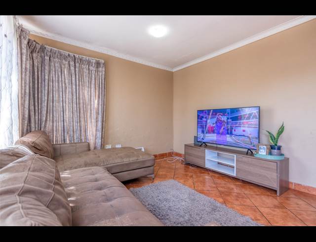 2 BEDROOM APARTMENT RENTED IN WILGEHEUWEL