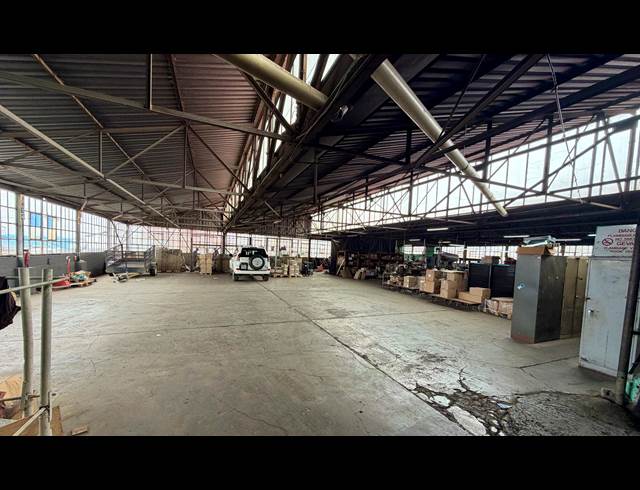 1,800M² WAREHOUSE TO LET IN VILLAGE MAIN