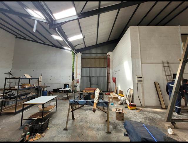 250M² WAREHOUSE RENTED IN KILLARNEY GARDENS
