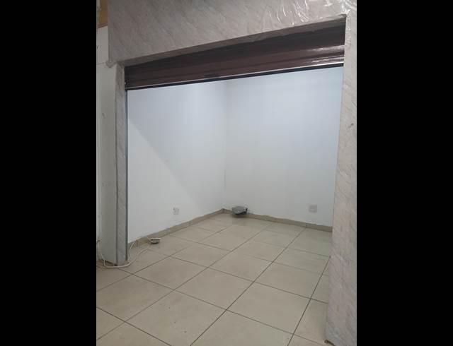 95M² BUSINESS TO LET IN ZINNIAVILLE