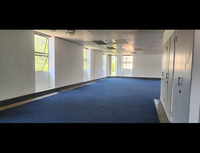 1,018M² OFFICE TO LET IN PARKTOWN