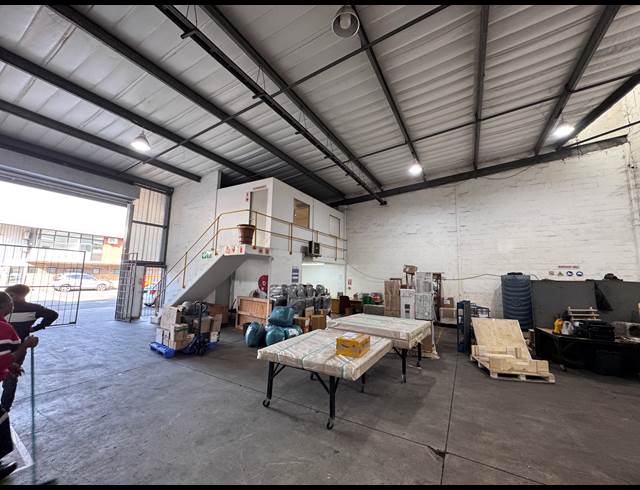 262M² WAREHOUSE TO LET IN RED HILL
