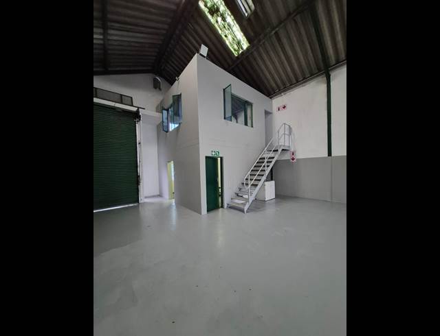 383M² WAREHOUSE TO LET IN BRIARDENE