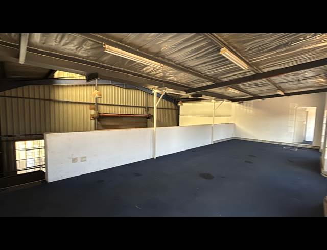 224M² WAREHOUSE TO LET IN JET PARK