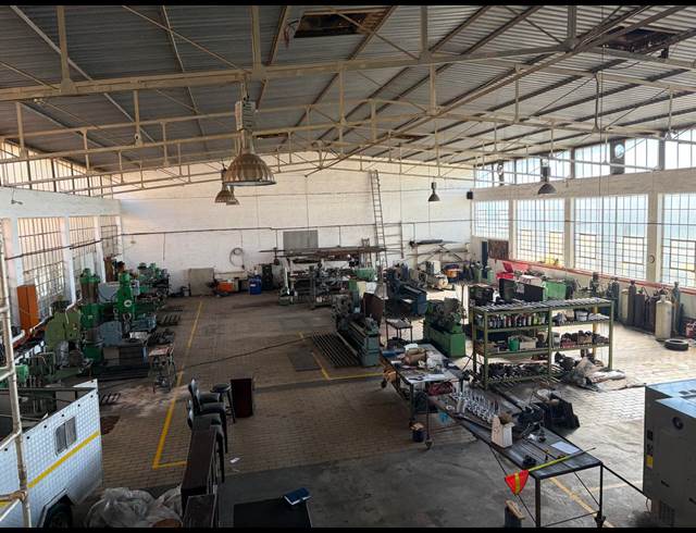 1,000M² WAREHOUSE TO LET IN ROBERTSHAM