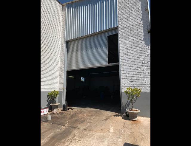 300M² WAREHOUSE TO LET IN KEW