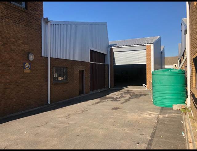 1,137M² WAREHOUSE TO LET IN TRIANGLE FARM