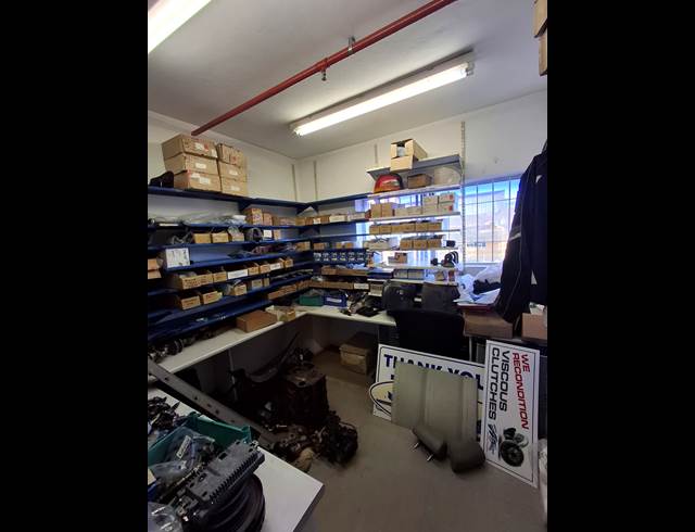 1,048M² WAREHOUSE TO LET IN CHISELHURST