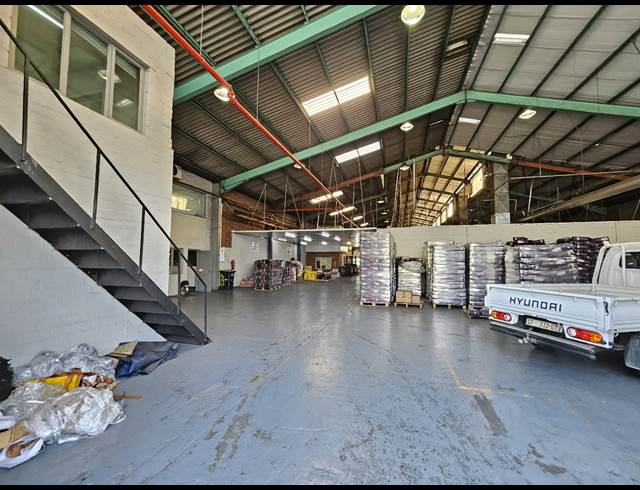2,340M² WAREHOUSE TO LET IN TRIANGLE FARM