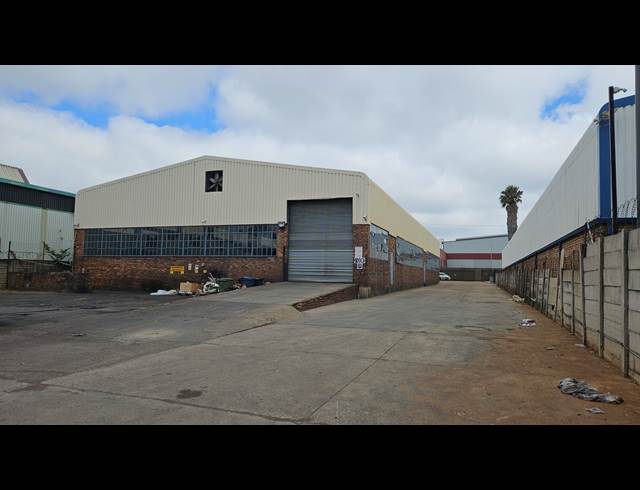 1,100M² WAREHOUSE TO LET IN HUGHES