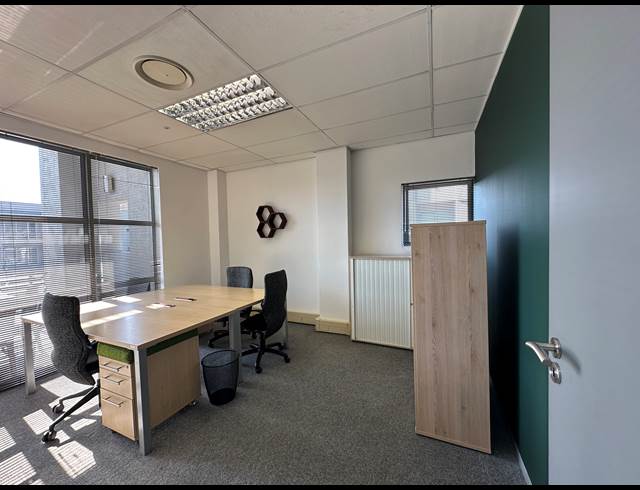 43M² CO-WORKING SPACE TO LET IN DIE HOEWES