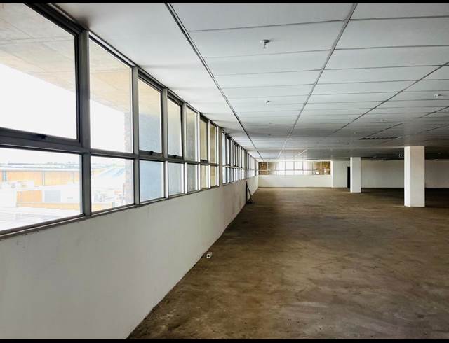 1,110M² RETAIL TO LET IN HALFWAY HOUSE