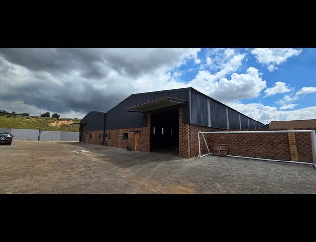 2,040M² WAREHOUSE TO LET IN CROWN