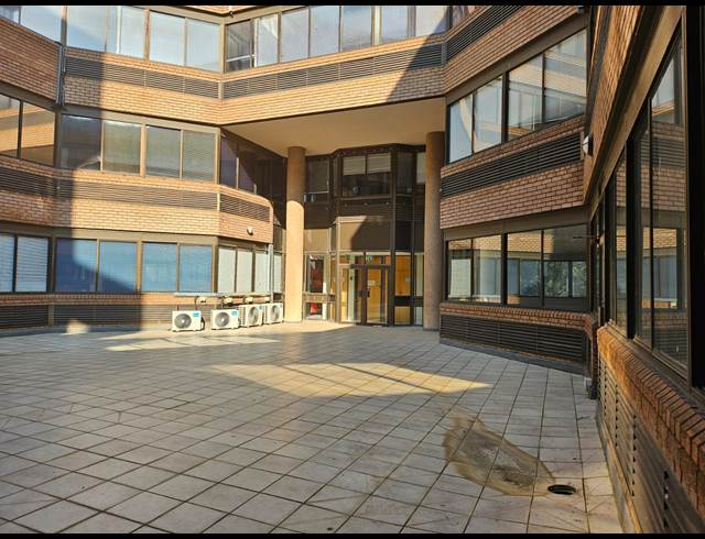 1,041M² OFFICE TO LET IN DIE HOEWES