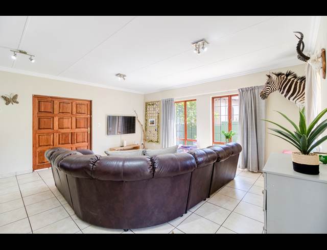 3 BEDROOM SECTIONAL TITLE RENTED IN NORTH RIDING