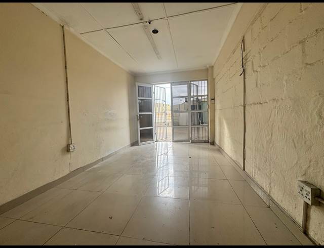 1,200M² WAREHOUSE TO LET IN PHOENIX INDUSTRIAL