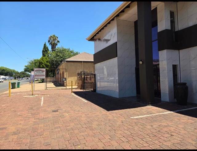 250M² OFFICE TO LET IN MIDDELBURG CENTRAL