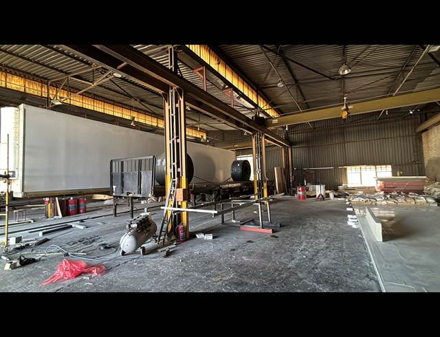 600M² WAREHOUSE TO LET IN JET PARK