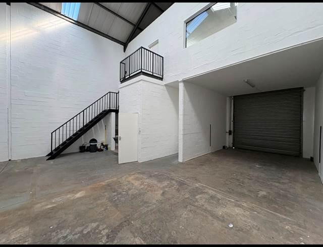 200M² WAREHOUSE TO LET IN STRAND INDUSTRIA