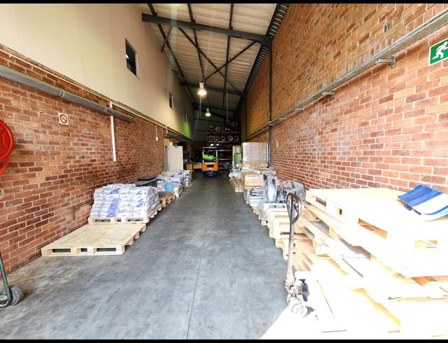 448M² WAREHOUSE TO LET IN ROOIHUISKRAAL