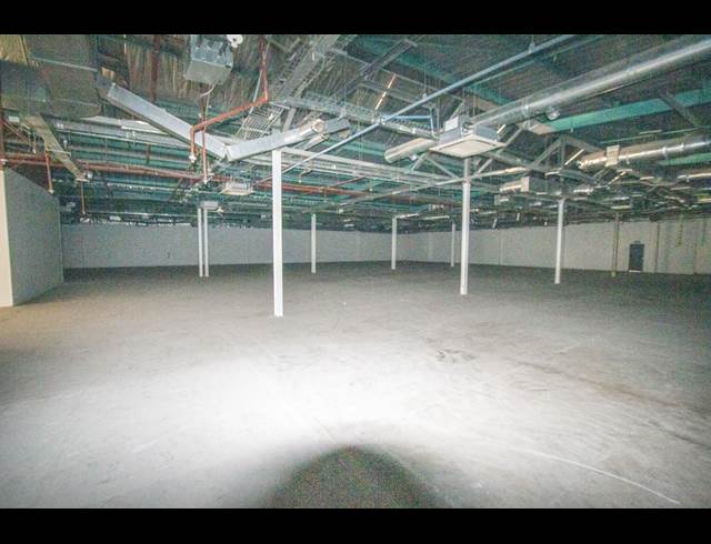 3,945M² WAREHOUSE TO LET IN HALFWAY HOUSE