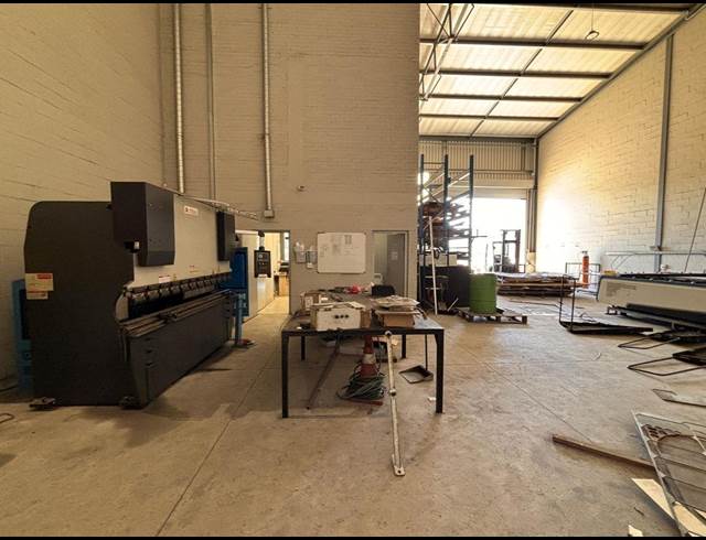 684M² WAREHOUSE TO LET IN STIKLAND INDUSTRIAL