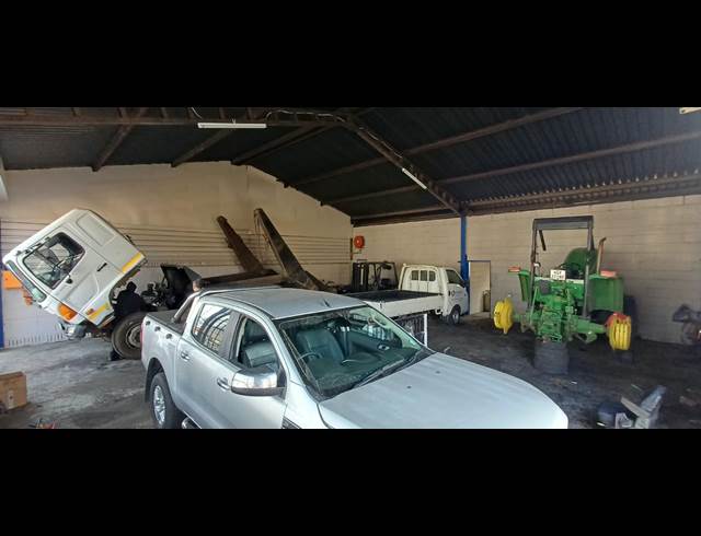 200M² BUILDING TO LET IN VULCANIA