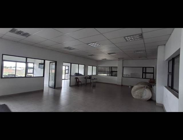 900M² WAREHOUSE TO LET IN APEX