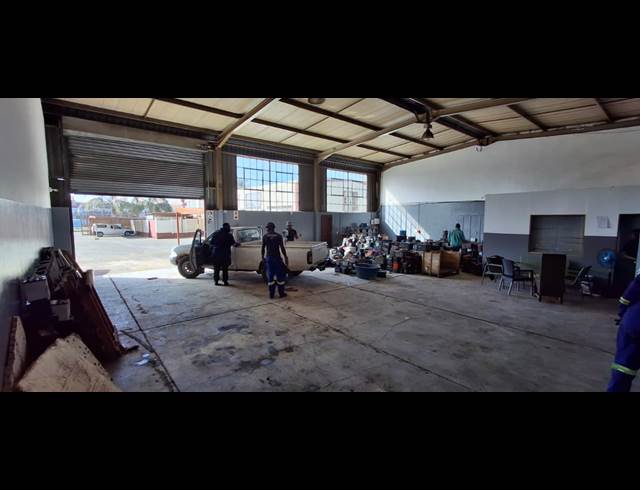 230M² WAREHOUSE TO LET IN APEX