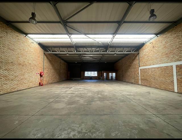 555M² WAREHOUSE TO LET IN GLEN AUSTIN AH