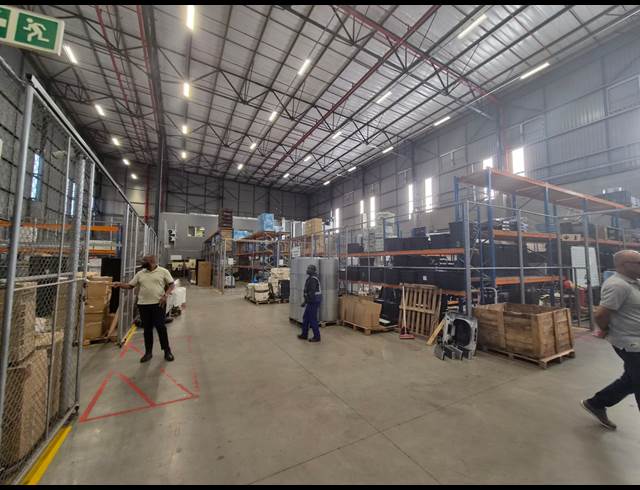 2,015M² WAREHOUSE TO LET IN POMONA