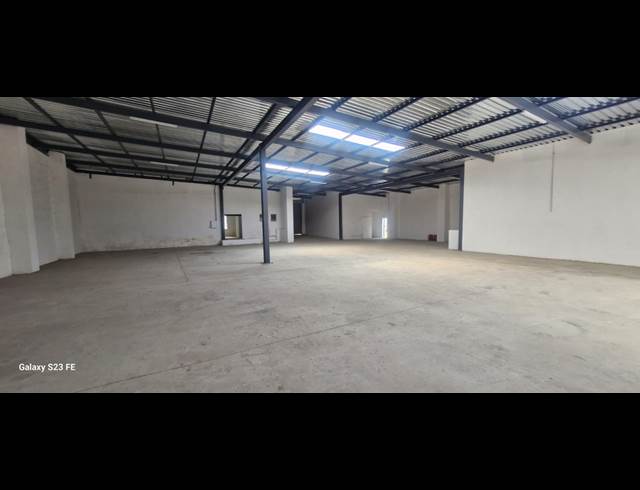 705M² WAREHOUSE TO LET IN STAFFORD